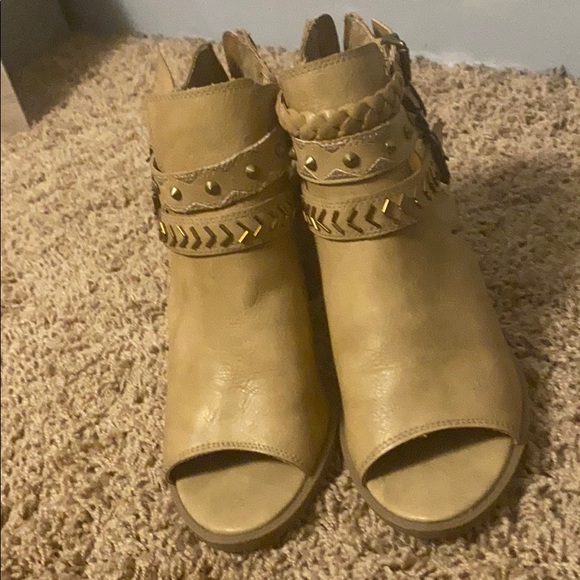 Shoes - Picture 2 of 3